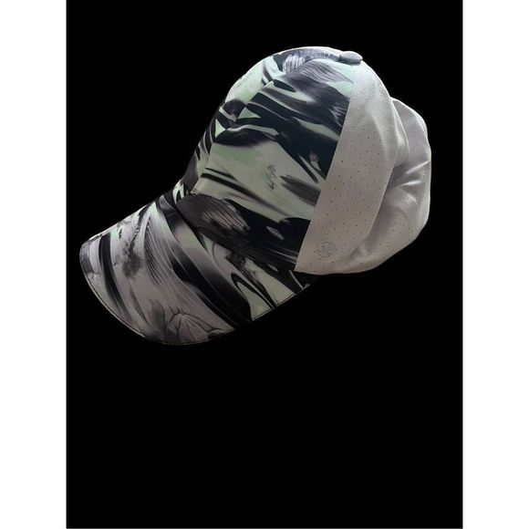 Lululemon run hat with vent NWT - Picture 2 of 3